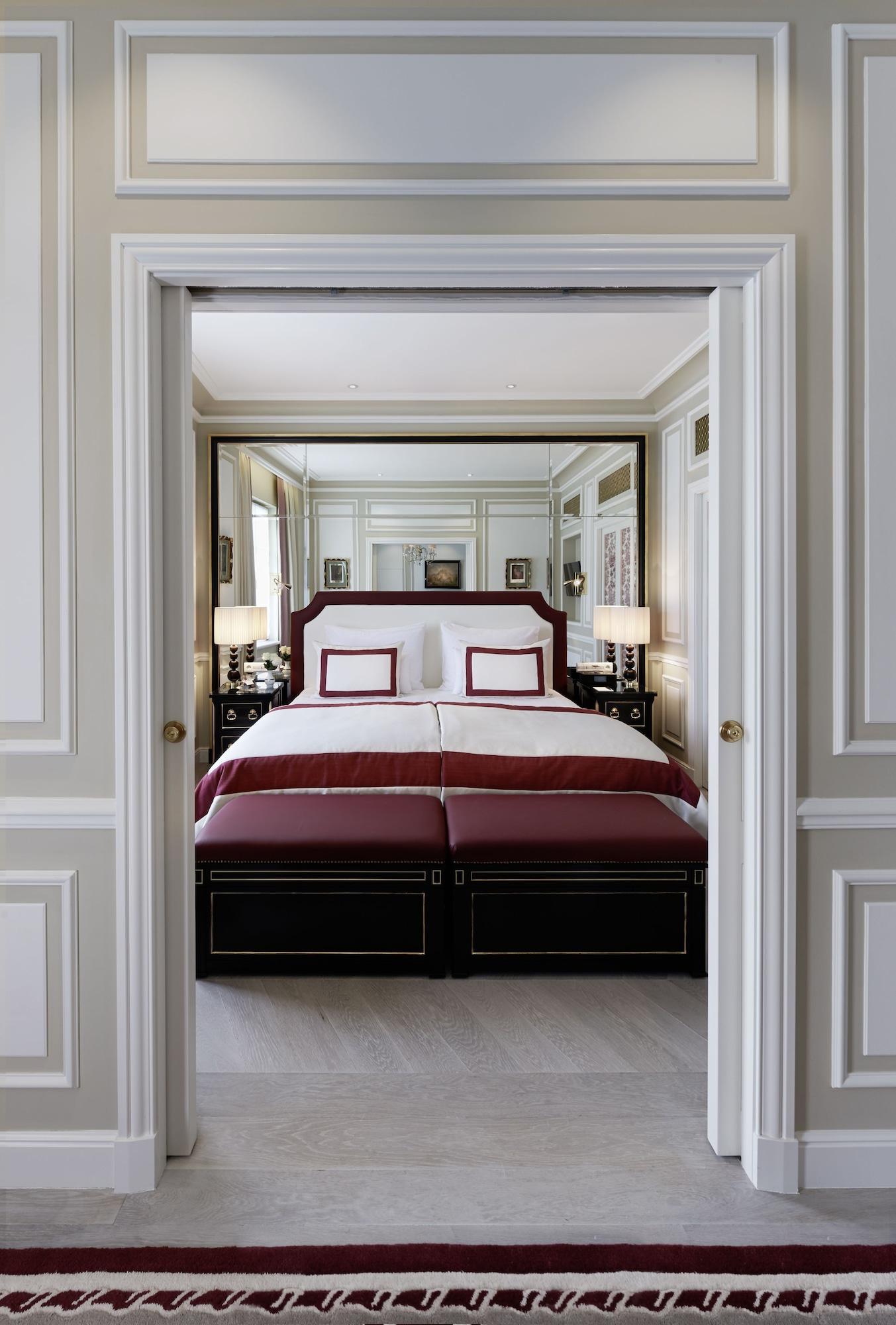 호텔 자허 잘츠부르크 외부 사진 A bedroom at the Mandarin Oriental, Paris