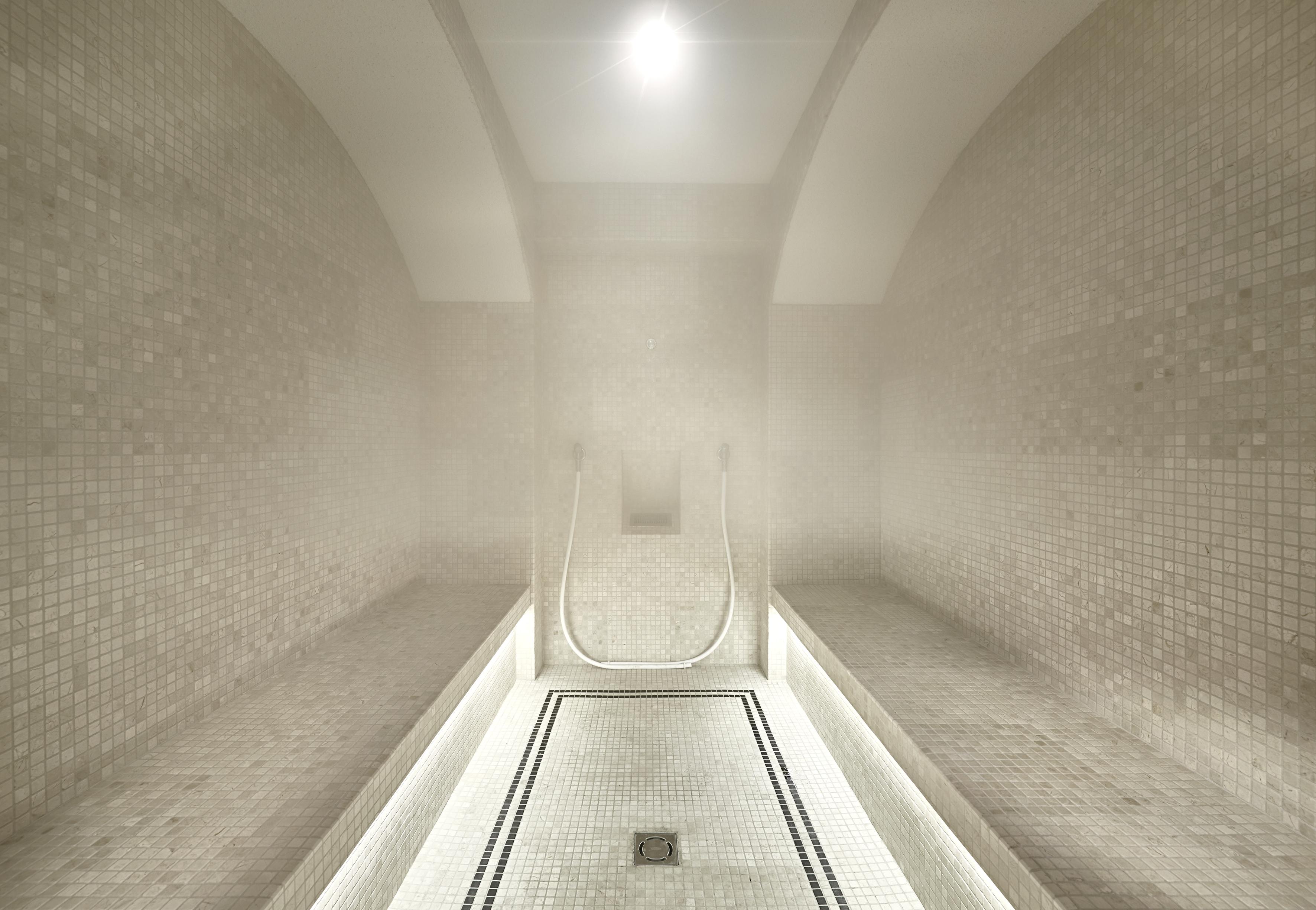 호텔 자허 잘츠부르크 외부 사진 A modern steam bath