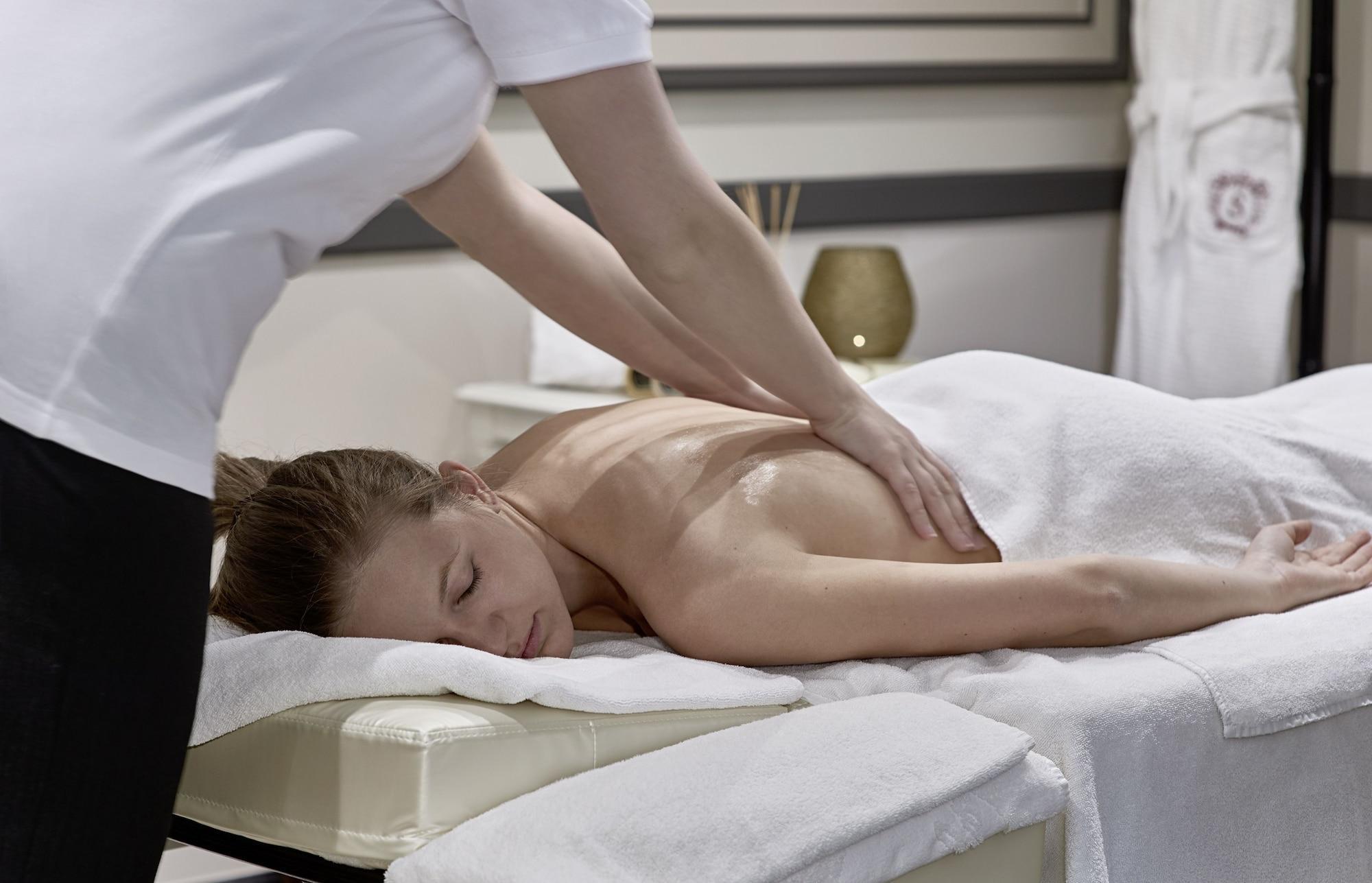 호텔 자허 잘츠부르크 외부 사진 A massage therapist treating a patient