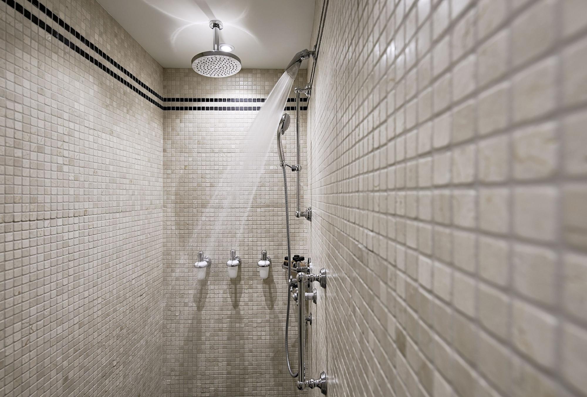 호텔 자허 잘츠부르크 외부 사진 A shower