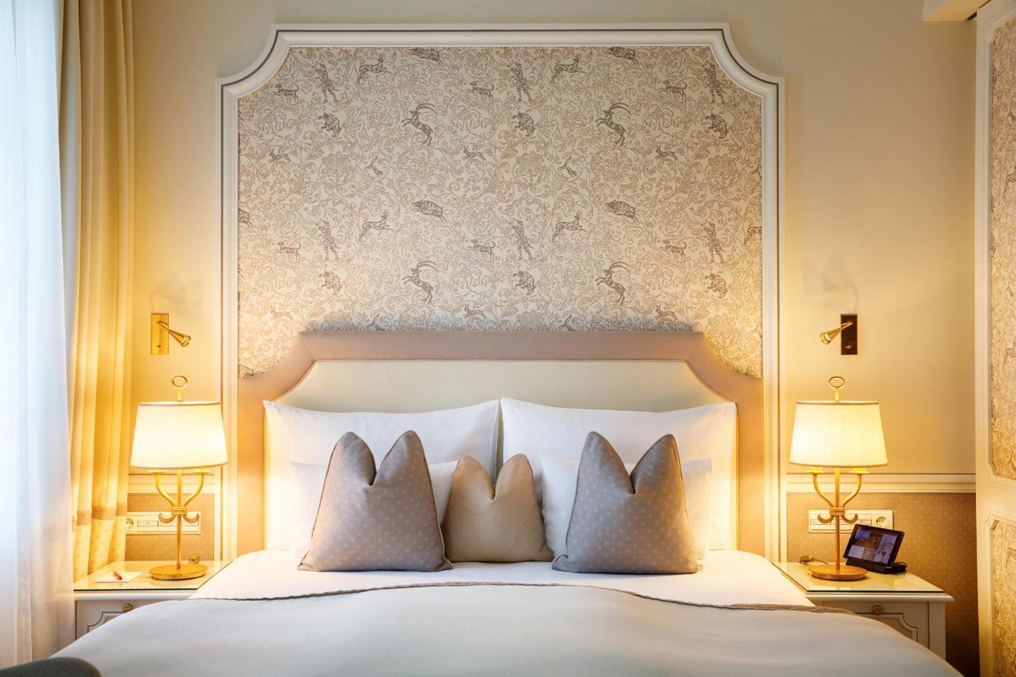 호텔 자허 잘츠부르크 외부 사진 A bedroom at the hotel